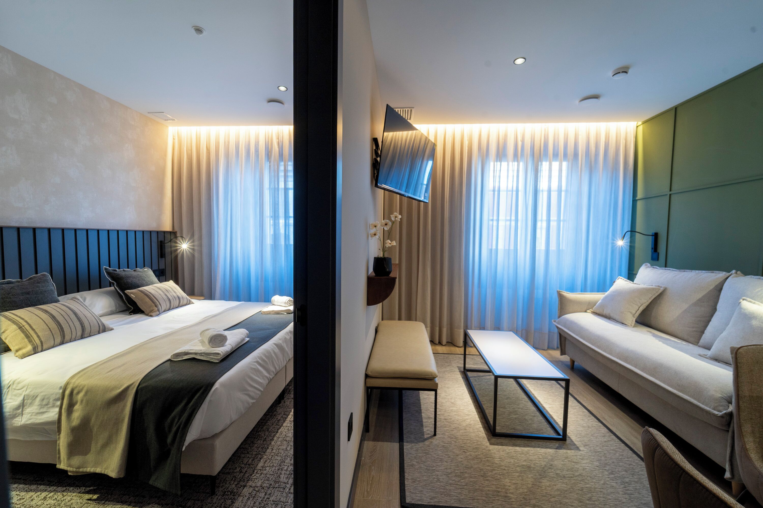 Espacio para trabajar con laptop y cortinas blackout 