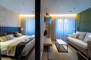 Apartamento Deluxe, balcón, vistas a la ciudad | Espacio para trabajar con un portátil y cortinas opacas