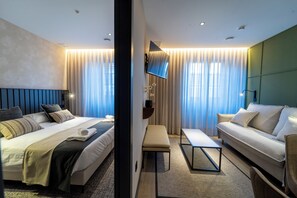 Ropa de cama de alta calidad y espacio para trabajar con laptop 