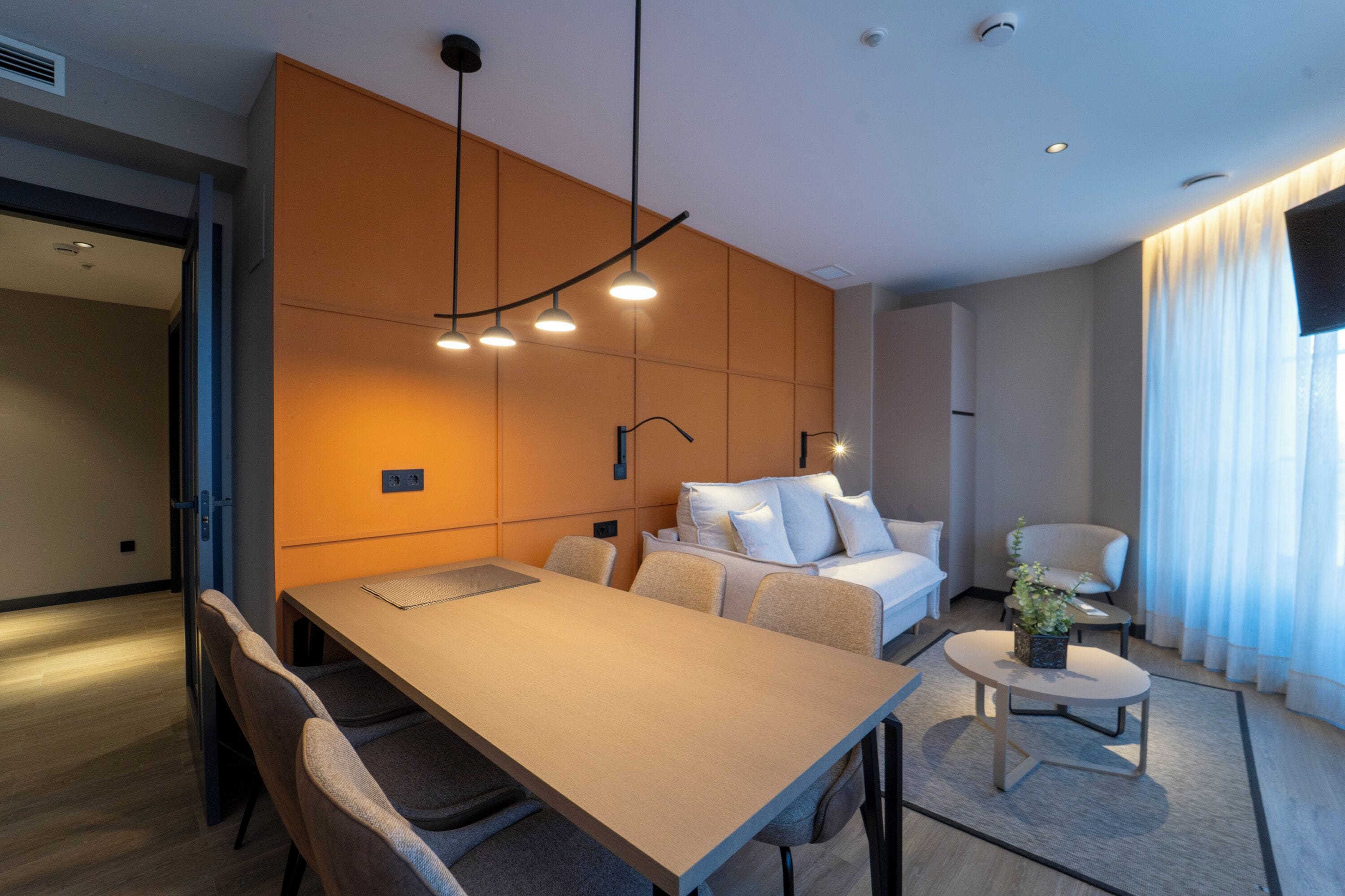 Familieleilighet, balkong, byutsikt | Oppholdsområde