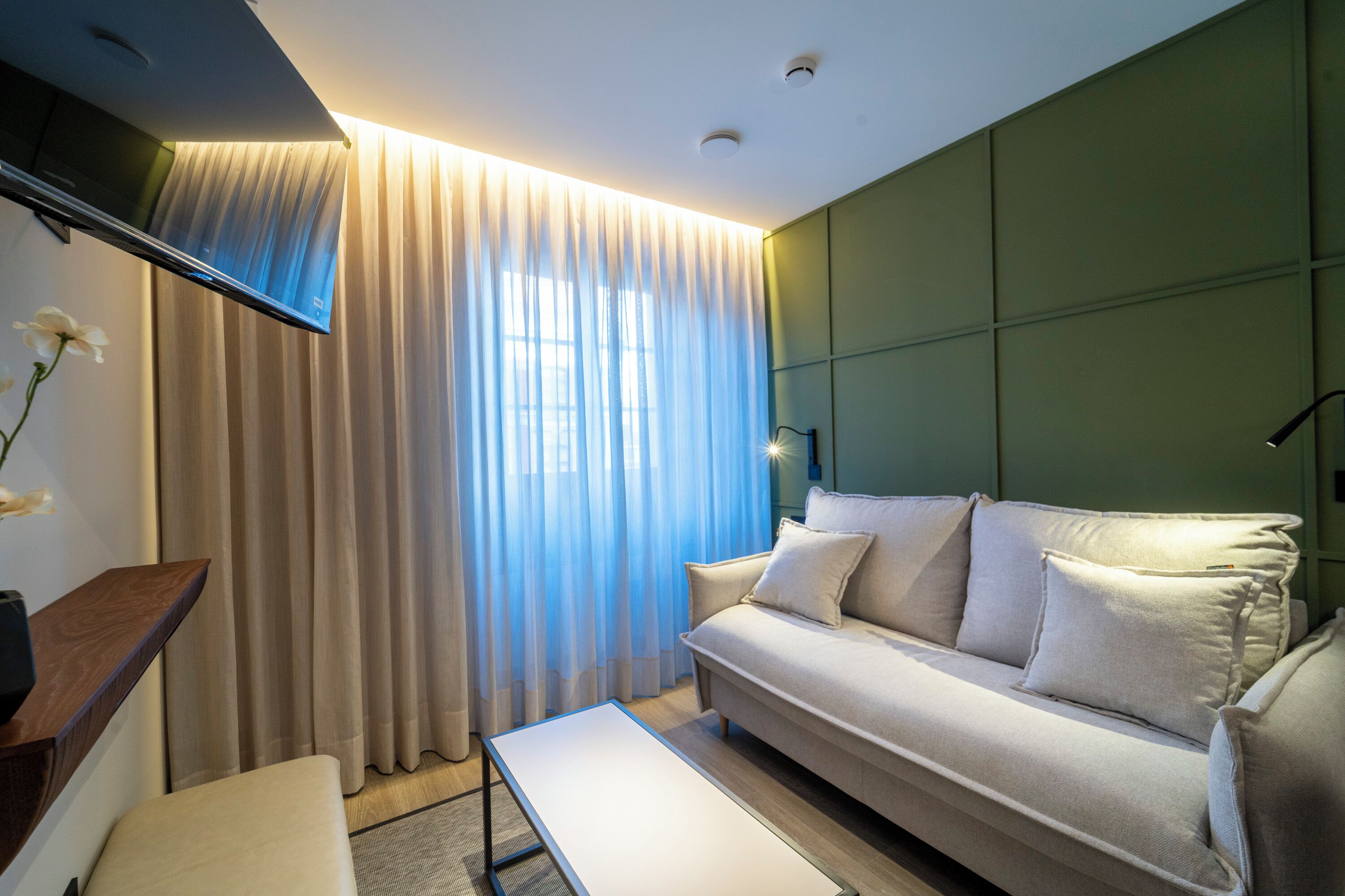 Appartement Deluxe, vue sur la ville | Aire de séjour | Téléviseur à écran plat de 40 po avec télévision numérique