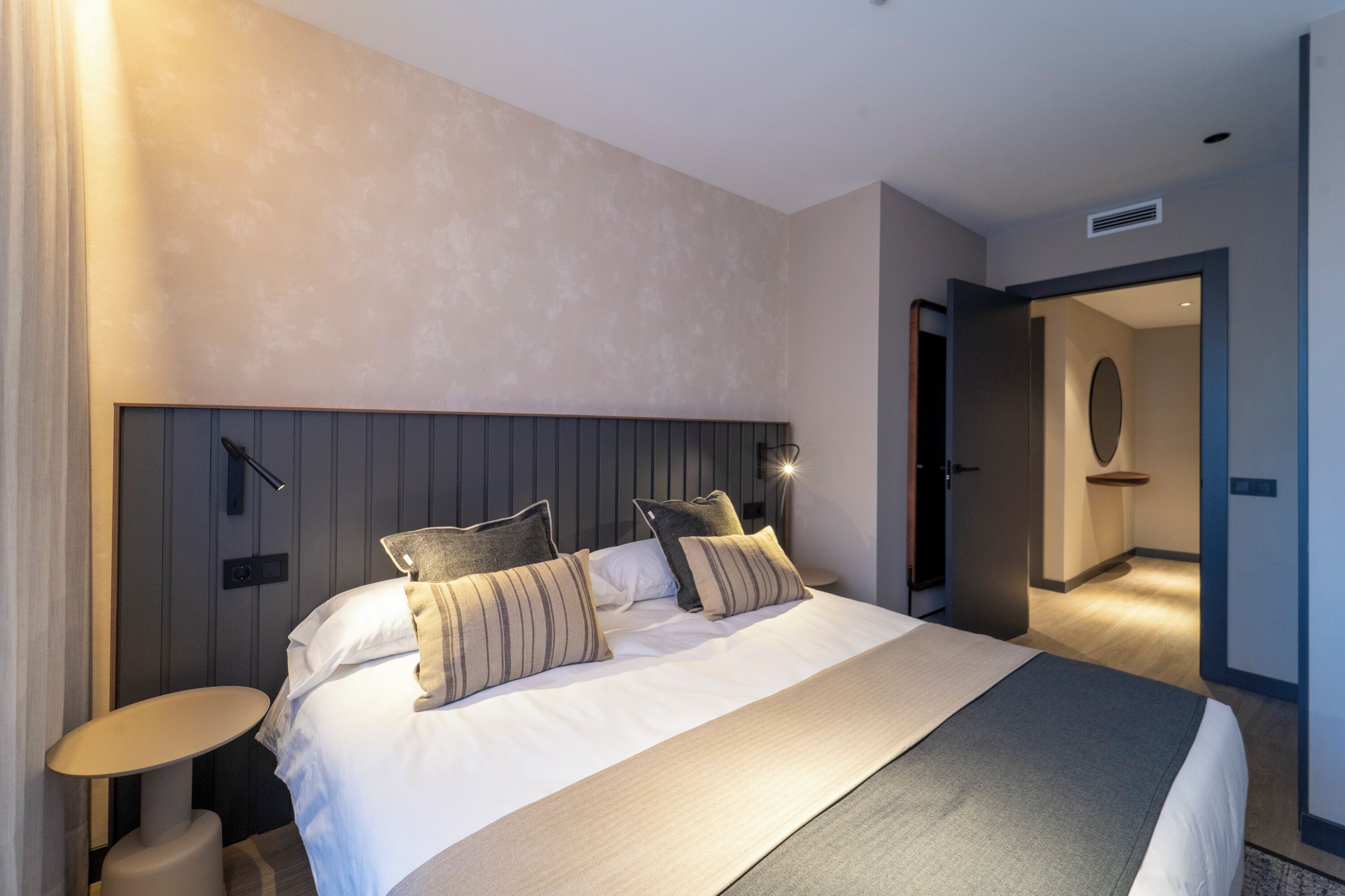 Familjelägenhet - balkong - utsikt mot staden | Mörkläggningsgardiner, strykjärn/strykbräda och gratis wi-fi