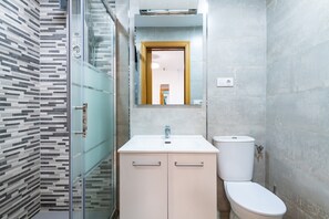 Shower, hair dryer, towels - Quintana's Home Oropesa Del Mar: Holiday House with Pool, Wi-Fi & Air Conditioning (Oropesa)