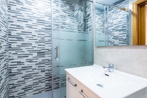 Een douche, een haardroger, handdoeken