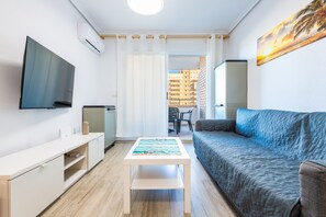 TV, video game console - Quintana's Home Oropesa Del Mar: Holiday House with Pool, Wi-Fi & Air Conditioning (Oropesa)