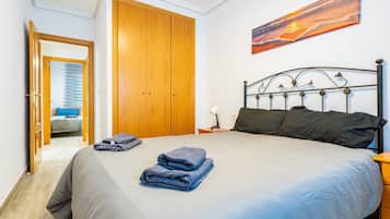 2 bedrooms, desk, iron/ironing board, WiFi