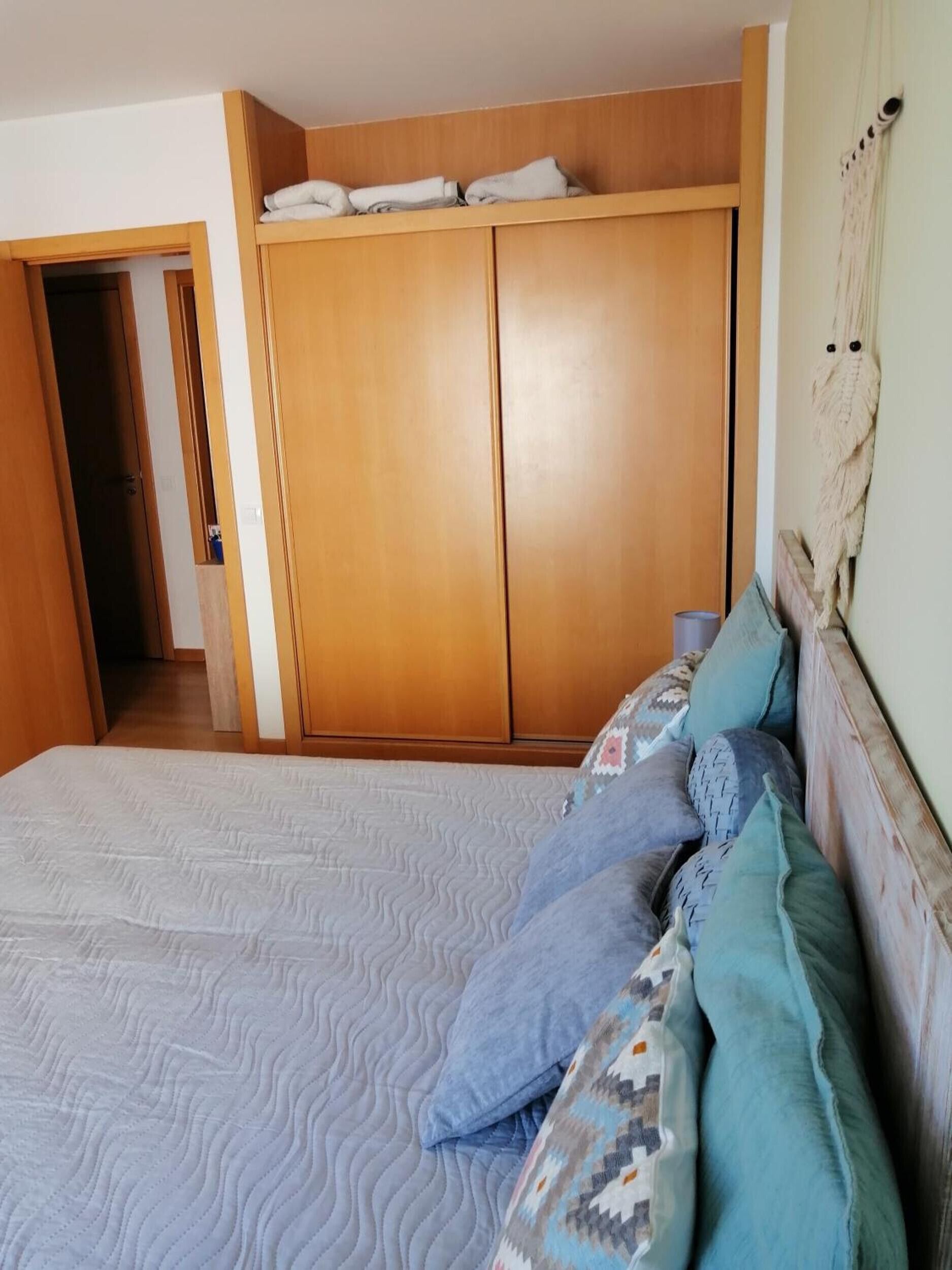 Een strijkplank/strijkijzer, wifi, beddengoed