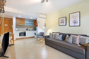 TV - Apartment 'Duplex - Cabanas Garden' with Shared Pool, Wi-Fi and Air Conditioning (Tavira)