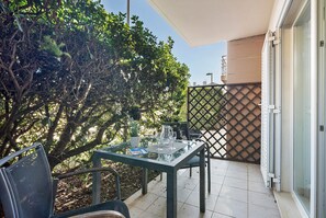 Outdoor dining - Apartment 'Duplex - Cabanas Garden' with Shared Pool, Wi-Fi and Air Conditioning (Tavira)