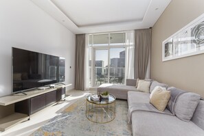 TV - Picture-Perfect Canal and City Views, Minutes from Waterfront Transport (Dubai)