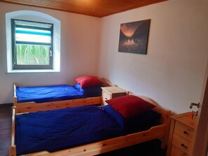 4 Schlafzimmer, Schreibtisch, Bügeleisen/Bügelbrett, WLAN