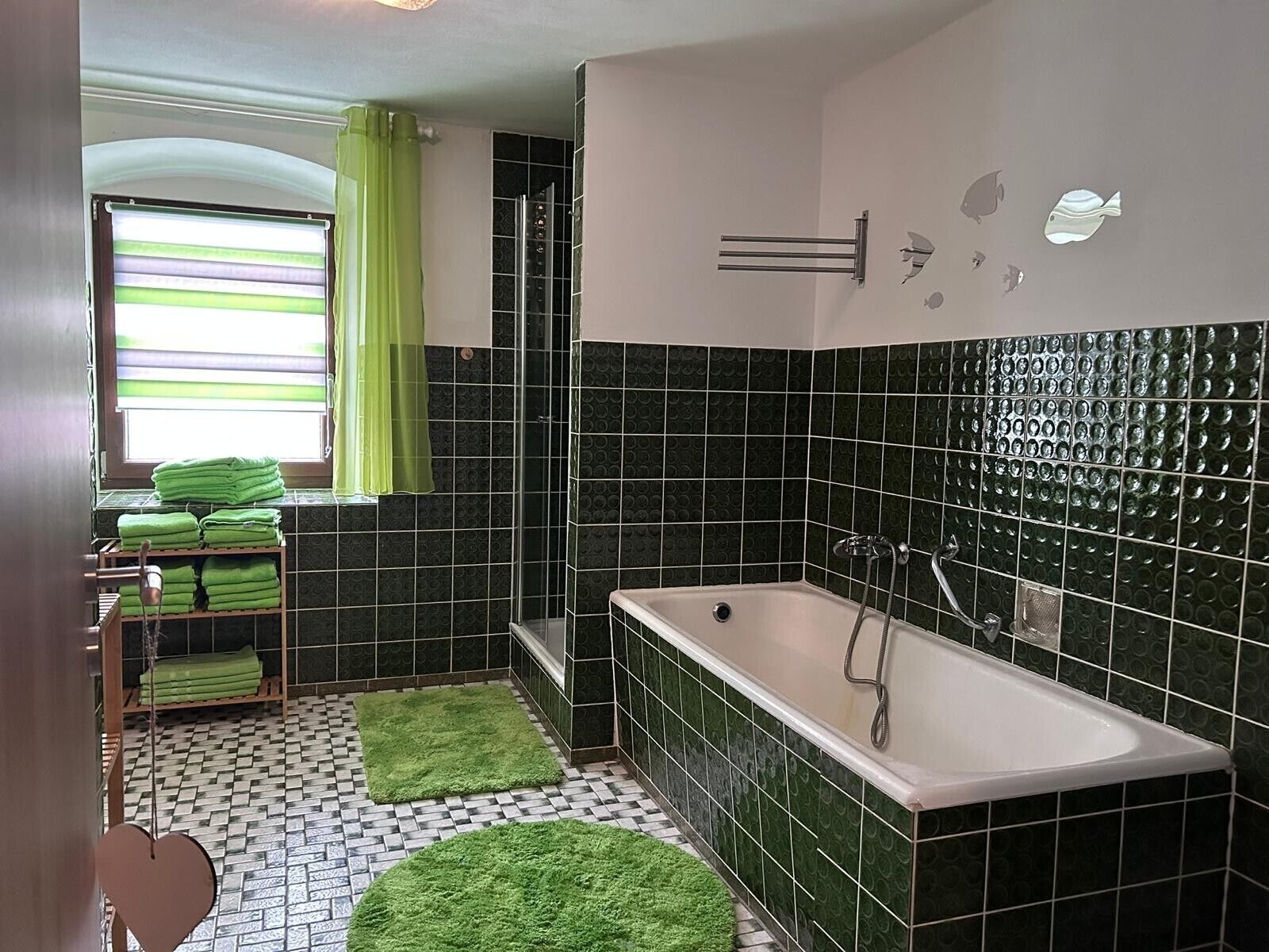 Dusche, kostenlose Toilettenartikel, Haartrockner, Handtücher