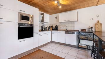 Coffee/tea maker, fridge, microwave, oven