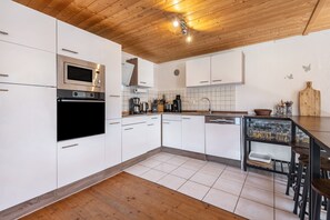 Coffee/tea maker, fridge, microwave, oven - Fleischmannhof Farmhouse with Shared Terrace & Wi-Fi in Falkenstein, Sleeps 12 (Falkenstein)