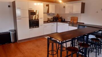 冷蔵庫、電子レンジ、オーブン、コンロ