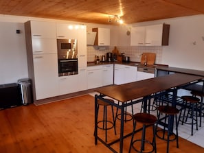 冷蔵庫、電子レンジ、オーブン、コンロ