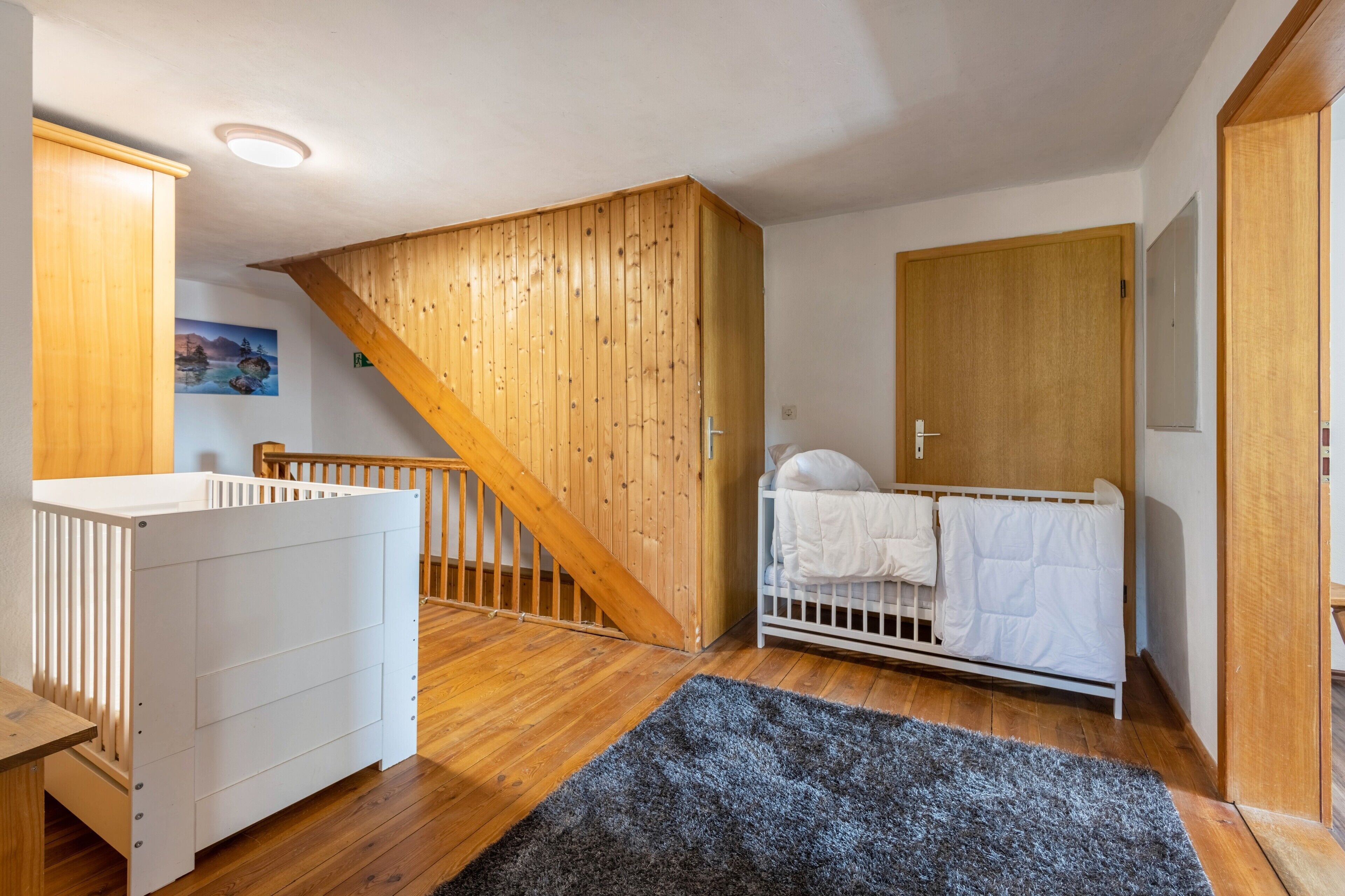 4 habitaciones, tabla de planchar con plancha, wifi y ropa de cama 