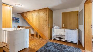 4 habitaciones, tabla de planchar con plancha, wifi y ropa de cama