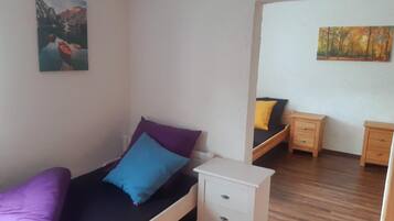 4 Schlafzimmer, Schreibtisch, Bügeleisen/Bügelbrett, WLAN