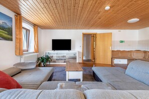TV - Fleischmannhof Farmhouse with Shared Terrace & Wi-Fi in Falkenstein, Sleeps 12 (Falkenstein)