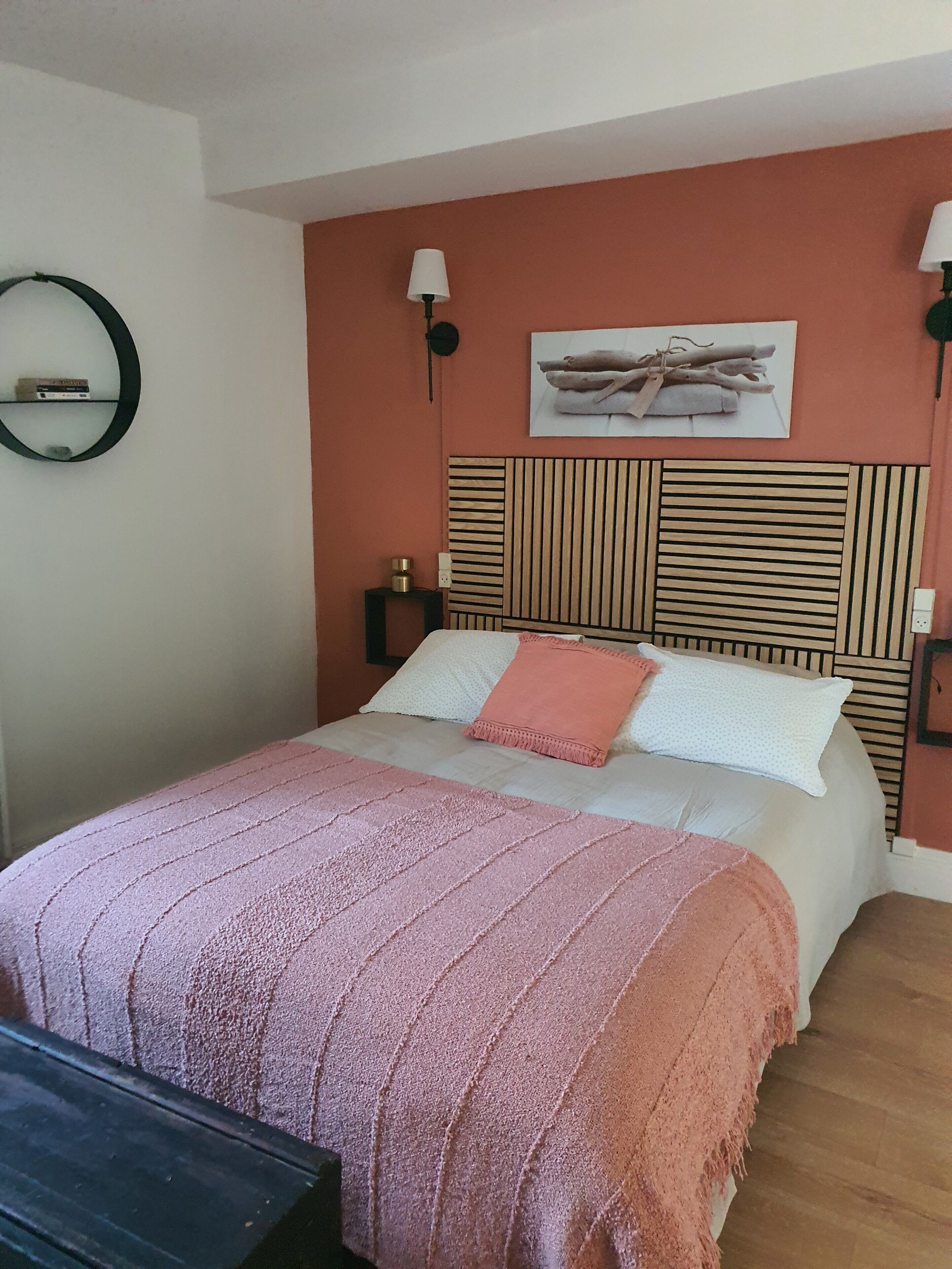 Een strijkplank/strijkijzer, wifi, beddengoed