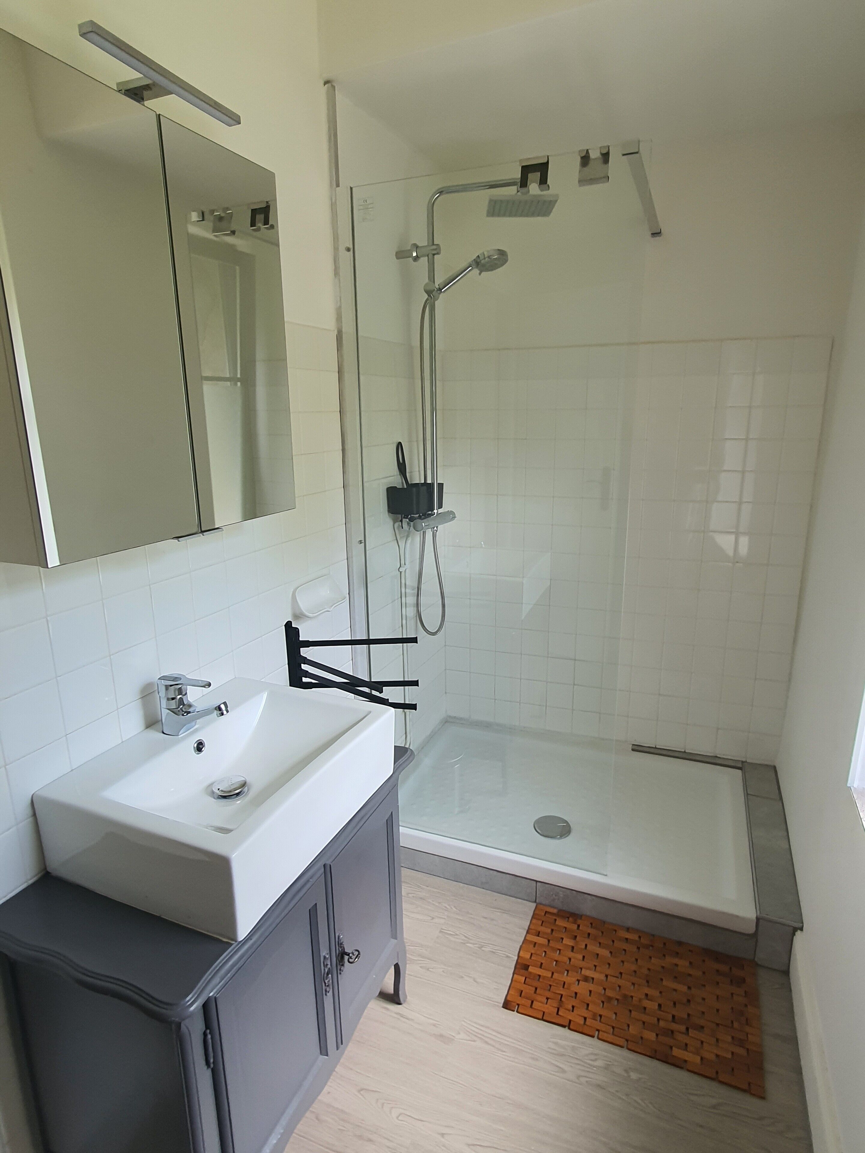Een douche, een haardroger, handdoeken
