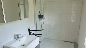 Een douche, een haardroger, handdoeken