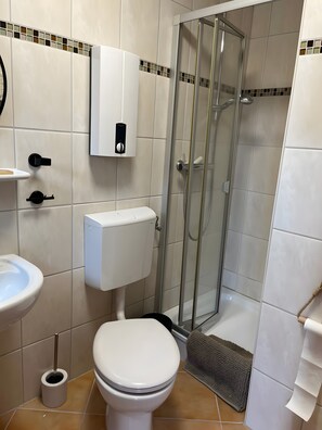 Shower, hair dryer, towels - Holiday Home Alma – Private Terrace, Wi-Fi, Garden & Coffee Delight Included (Wittmund)
