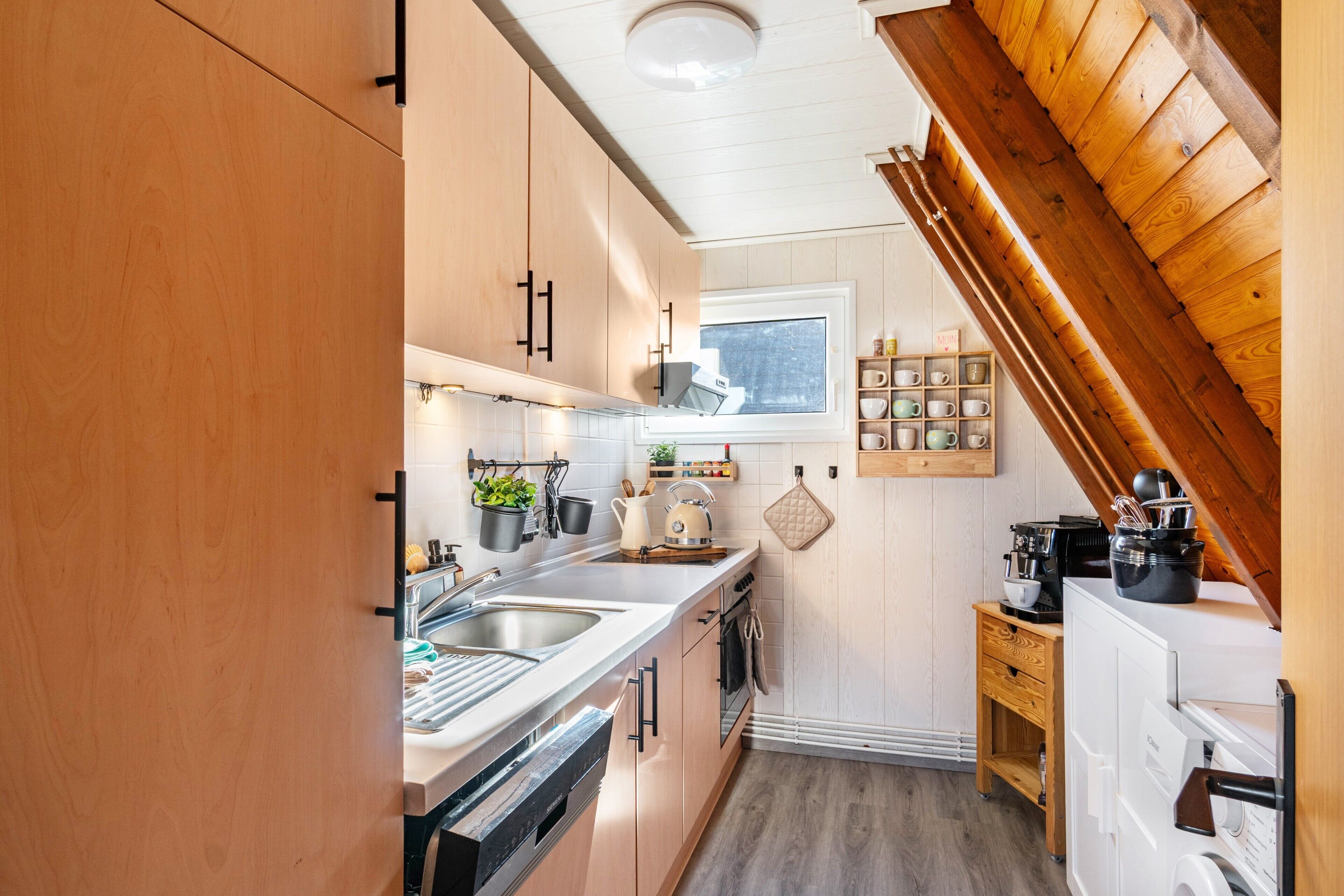 Frigorífico, microondas, horno y placa de cocina