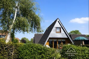 Exterior - Holiday Home Alma – Private Terrace, Wi-Fi, Garden & Coffee Delight Included (Wittmund)