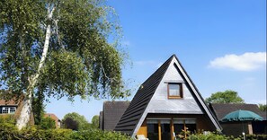 Exterior - Holiday Home Alma – Private Terrace, Wi-Fi, Garden & Coffee Delight Included (Wittmund)