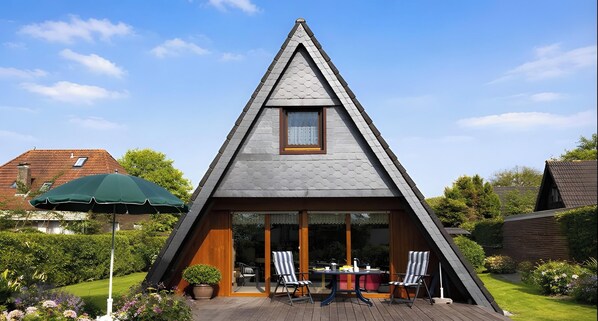 Outdoor dining - Holiday Home Alma – Private Terrace, Wi-Fi, Garden & Coffee Delight Included (Wittmund)