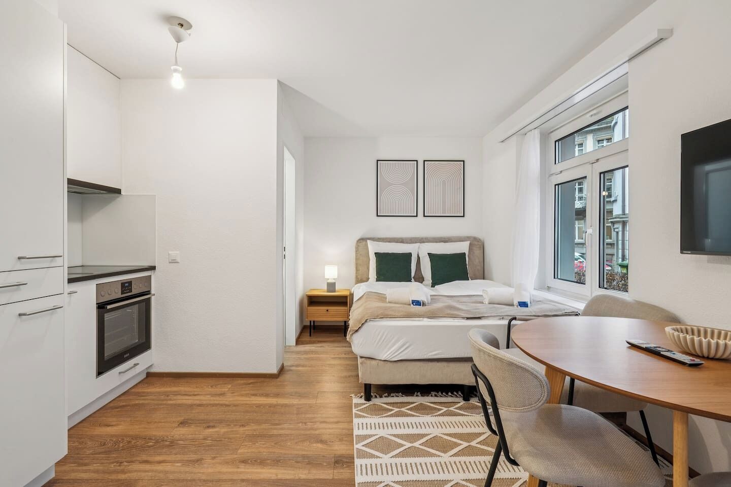 Bureau, fer et planche à repasser, Wi-Fi, draps fournis