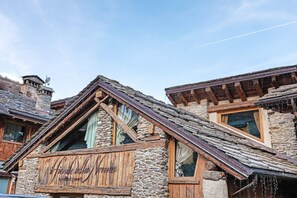 A rustic building with a stone facade, wooden beams, and a sign that reads 'Finde Villa.' - '5 Coppafen' Apartment for Families with Balcony (Plan-d'Introd)