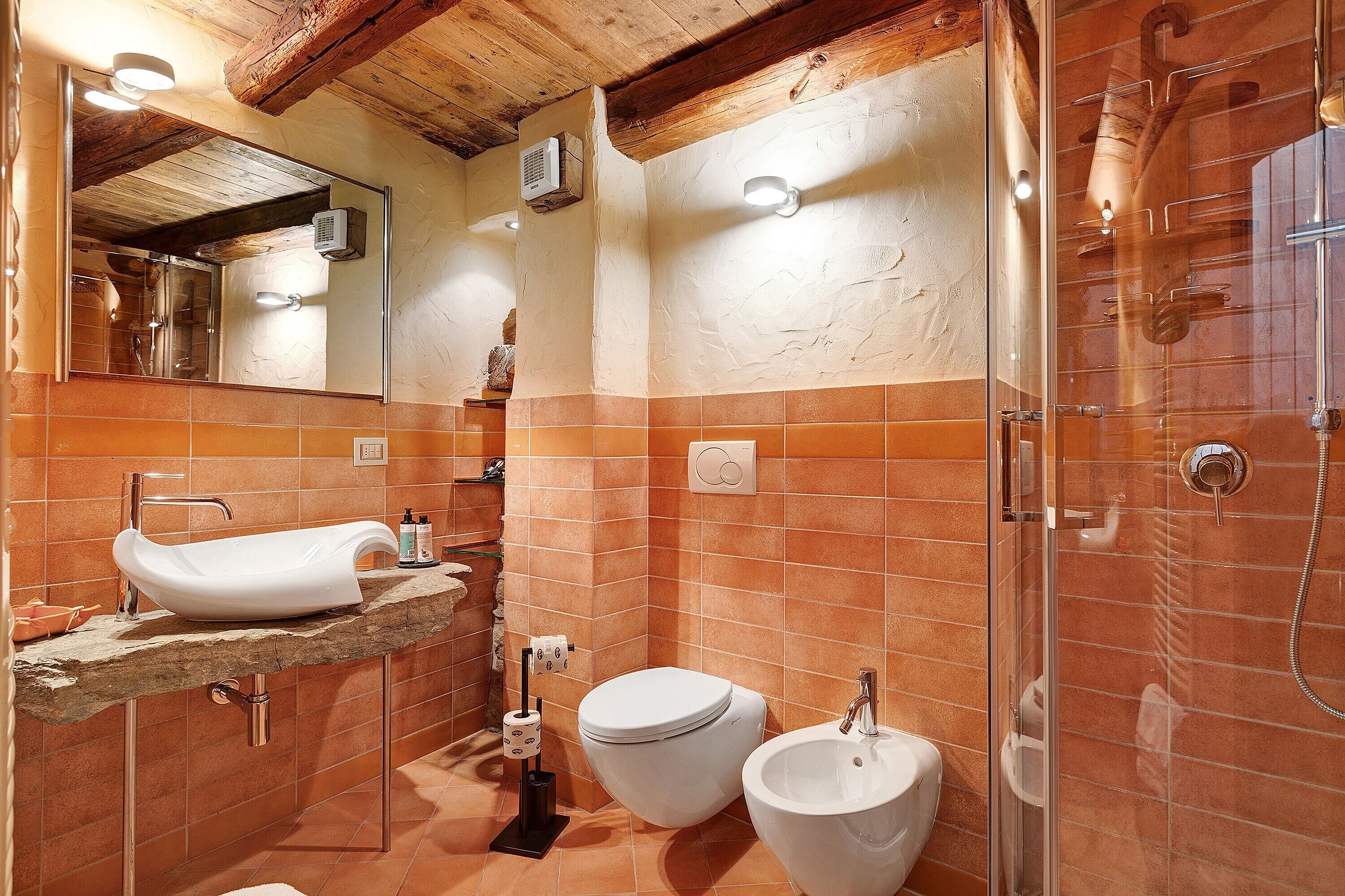 Douche, sèche-cheveux, serviettes fournies