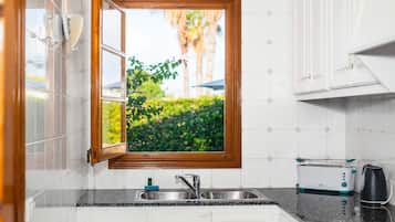 Een koelkast, een magnetron, een oven, een koffiezetapparaat/waterkoker