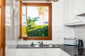 Een koelkast, een magnetron, een oven, een koffiezetapparaat/waterkoker