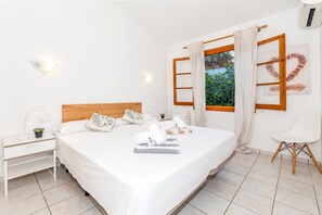 Een strijkplank/strijkijzer, wifi, beddengoed