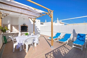Outdoor dining - Joguida – Duplex with Panoramic Terrace Near the Beach (Armação de Pêra)