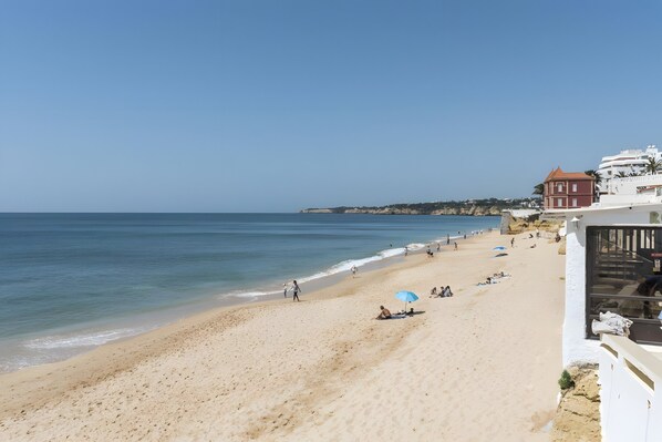 On the beach - Joguida – Duplex with Panoramic Terrace Near the Beach (Armação de Pêra)