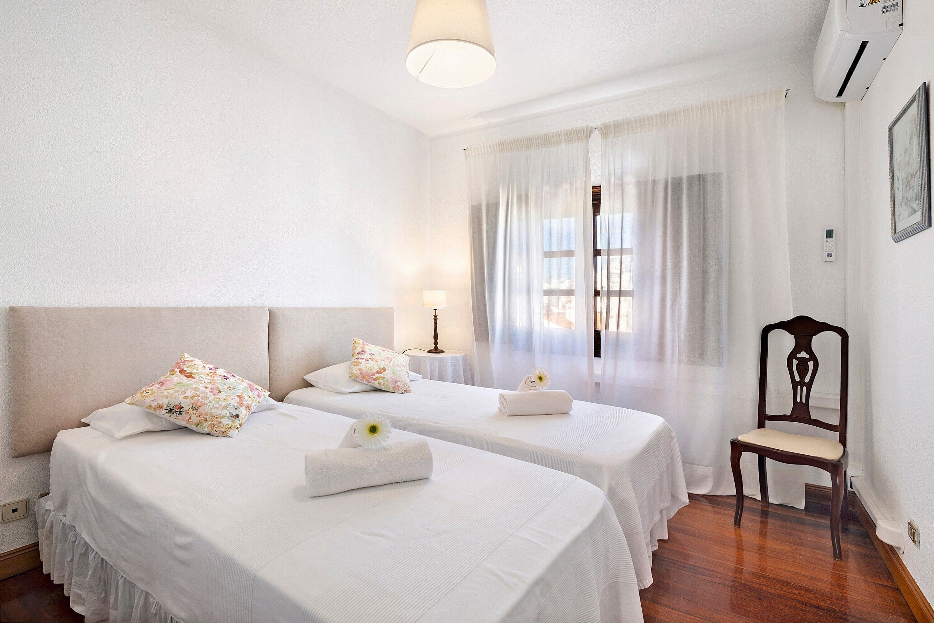 Tabla de planchar con plancha, wifi y ropa de cama 