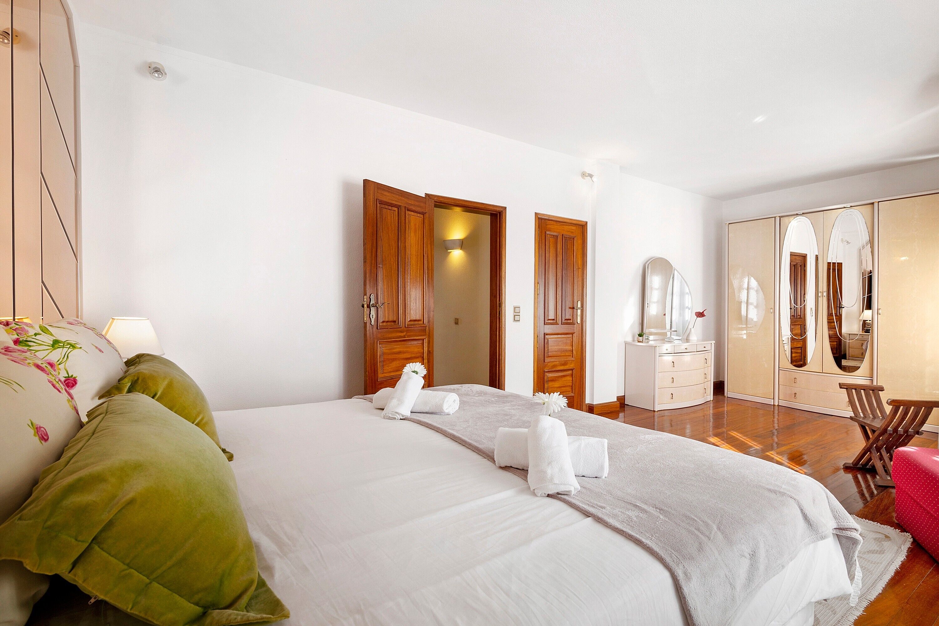 2 chambres, fer et planche à repasser, Wi-Fi, draps fournis