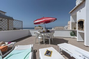 Outdoor dining - Joguida – Duplex with Panoramic Terrace Near the Beach (Armação de Pêra)