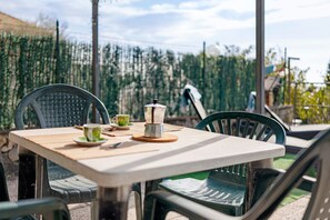 Outdoor dining - 'Sea Garden' Holiday Home with Sea View, Wi-Fi and Air Conditioning (San Bartolomeo al Mare)