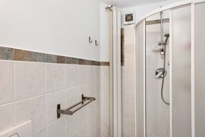 Shower, hair dryer, towels - 'Sea Garden' Holiday Home with Sea View, Wi-Fi and Air Conditioning (San Bartolomeo al Mare)
