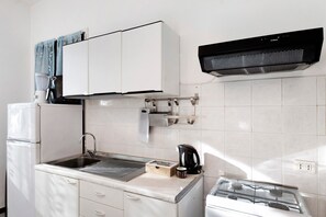 Frigorífico, horno, placa de cocina y cafetera o tetera