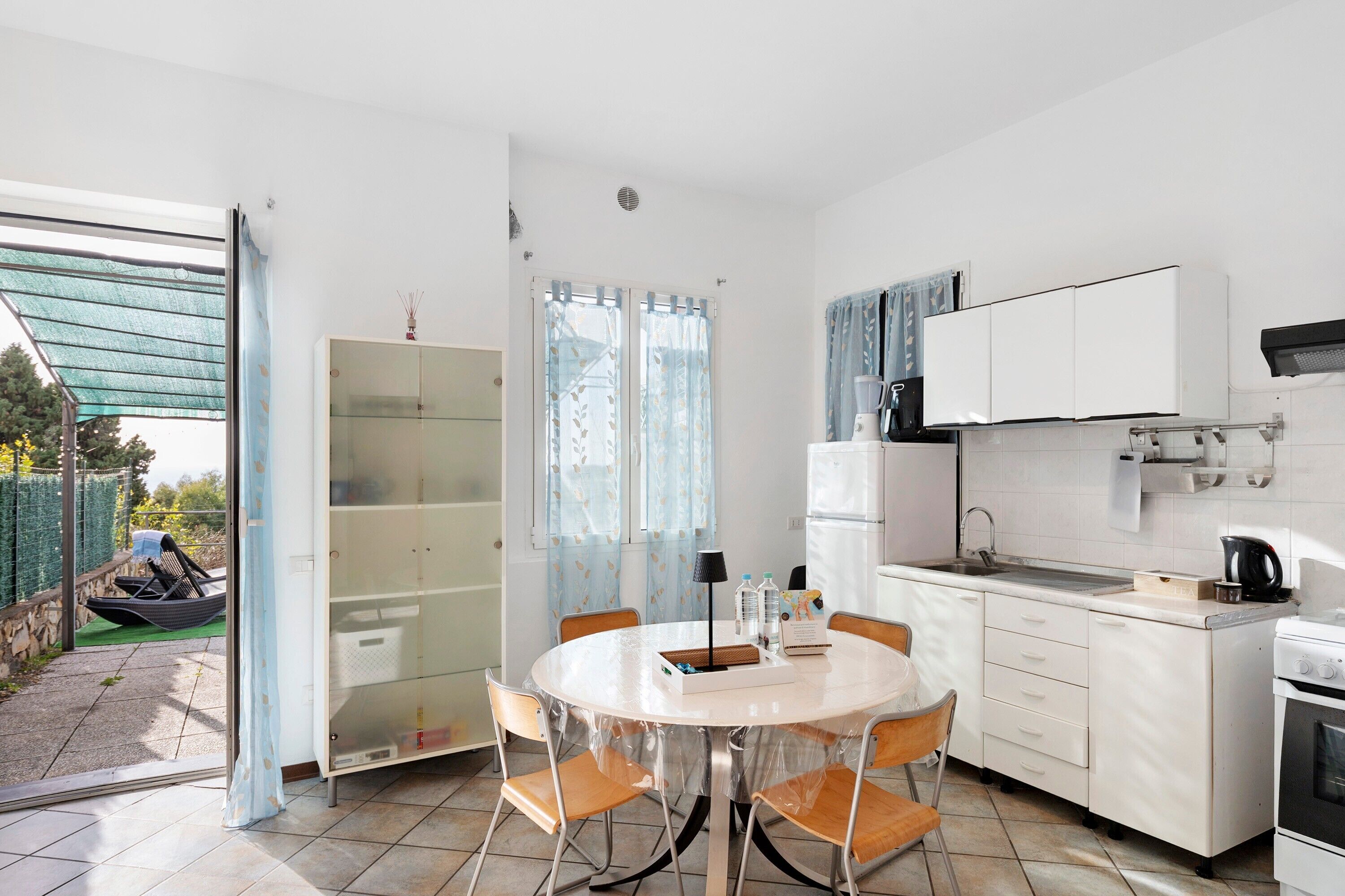 Fridge, oven, stovetop, coffee/tea maker
