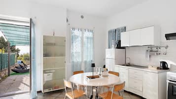 Fridge, oven, stovetop, coffee/tea maker
