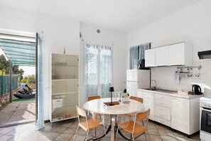 Refrigerador, horno, placa de cocina, cafetera/tetera