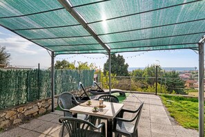 Outdoor dining - 'Sea Garden' Holiday Home with Sea View, Wi-Fi and Air Conditioning (San Bartolomeo al Mare)